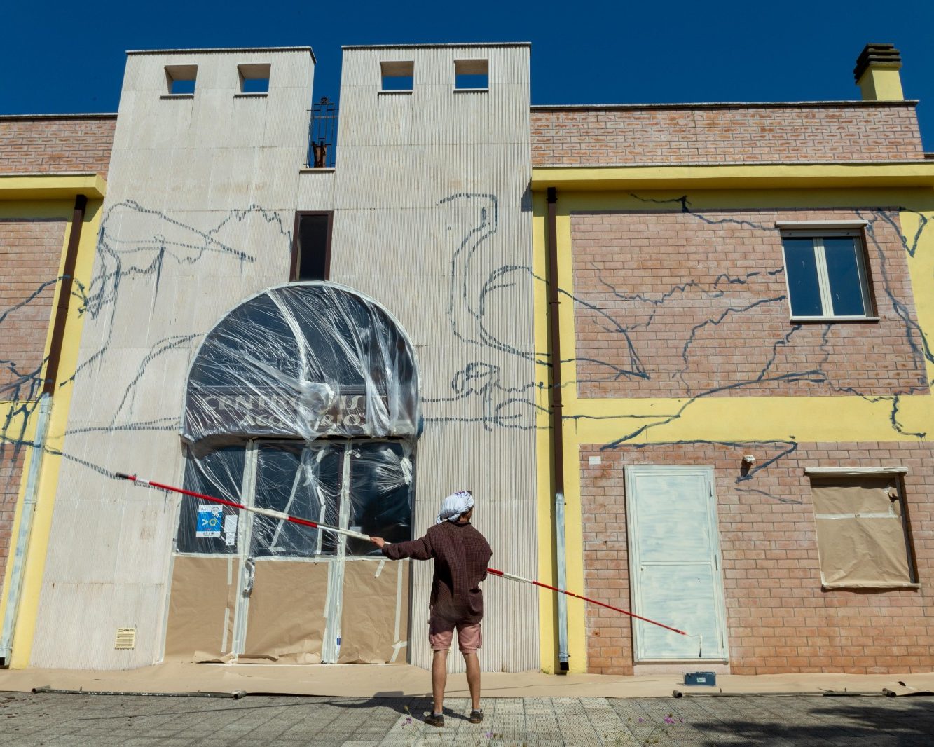 Photo of the artist Chus working on his Lagoon mural