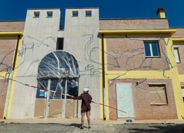 Photo of the artist Chus working on his Lagoon mural